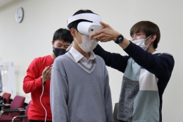 VRヘッドセットの装着