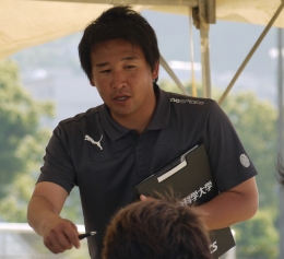 サッカー成年男子長崎県代表チームを指揮する八戸寿憲監督