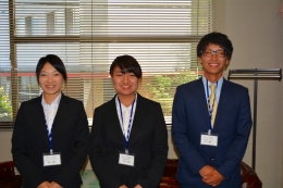 本学事務局でインターンシップ実習中の左から河村さん、中島さん、吉田さん