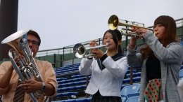 附属高校の先生、生徒と演奏で応援を盛り上げる井手上さん(右)