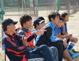 橘SCのスタッフとして参加した本学サッカー部の杉本力さん(左から2番目、海星高校出身)
