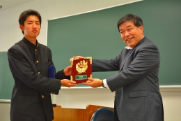 設計アイデアコンテストで最優秀賞を受賞した大町晃暉さん(左、長崎県立大村工業高校)