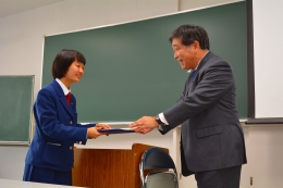 設計アイデアコンテストでユニークなアイデアで入賞した小川未紗さん(左、長崎県立長崎工業高校)　　 
