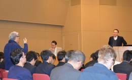 海洋工学の世界的研究者でもある本学の木下健学長(左)も出席し、松岡准教授の講演内容について意見交換