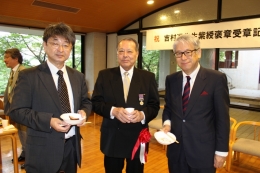吉村先生（中央）、木下学長（右）、田中所長（左）