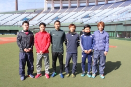 左から　小森くん、成瀬くん、徳永選手（FC東京）、兵藤選手（横浜FM）、洪くん、濵田くん