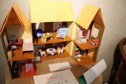 ドールハウス（木場さん作）：小物の一つひとつまで折り紙で出来ています